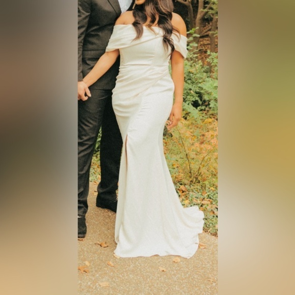 Custom simple modern wedding dress - Picture 4 of 5